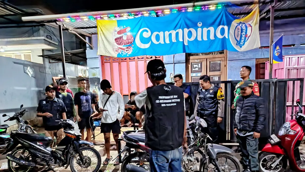 NGOBROL SANTAI : Tim gabungan saat ngobrol santai dengan warga, diajak turut menjaga ketertiban lingkungan di wilayah Setono Pekalongan Timur, pada Minggu (20/7/2026) malam.(ist)