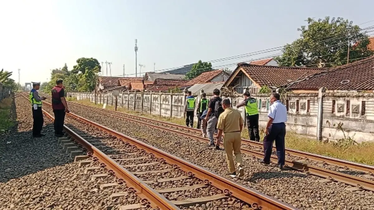 Palang Tertutup, Pejalan Kaki Tewas Tersambar Kereta di Batang