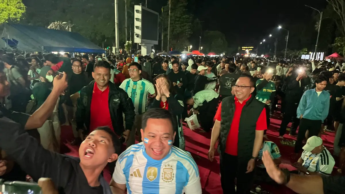 PECAH: Penonton pendukung Spanyol mendekati Sukirman untuk berfoto sambil meledek. Kapolres, Dandim, dan Kejari di belakangnya hanya bisa tertawa. (Nanang Rendi Ahmad/Jawa Pos Metro Pekalongan). 