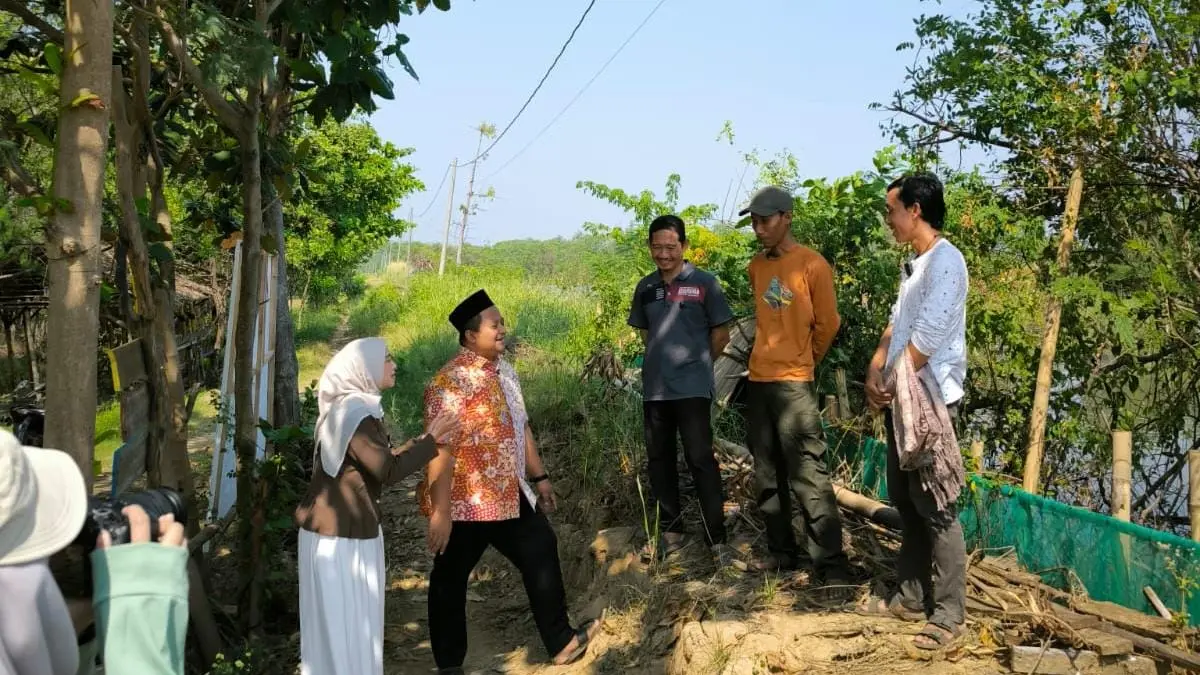 ASPIRASI: Warga Desa Mulyorejo menunjukkan jalan menuju wisata Mangrove Mulyoasri yang perlu diperbaiki kepada anggota DPRD Provinsi Jateng, Jumat (17/7/2026). 