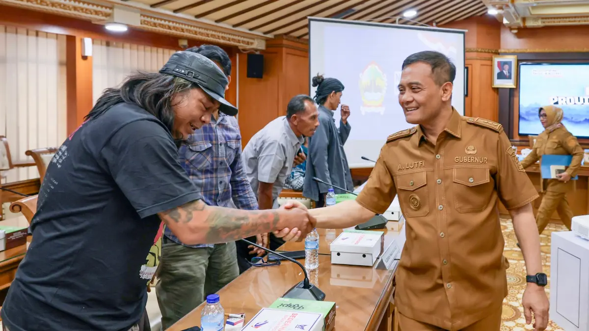 Gubernur Ahmad Luthfi menemui warga dari sejumlah daerah yang tergabung dalam elemen masyarakat “Jateng Guyub” di Kantor Gubernur, Senin (20/7/2026). (IST)