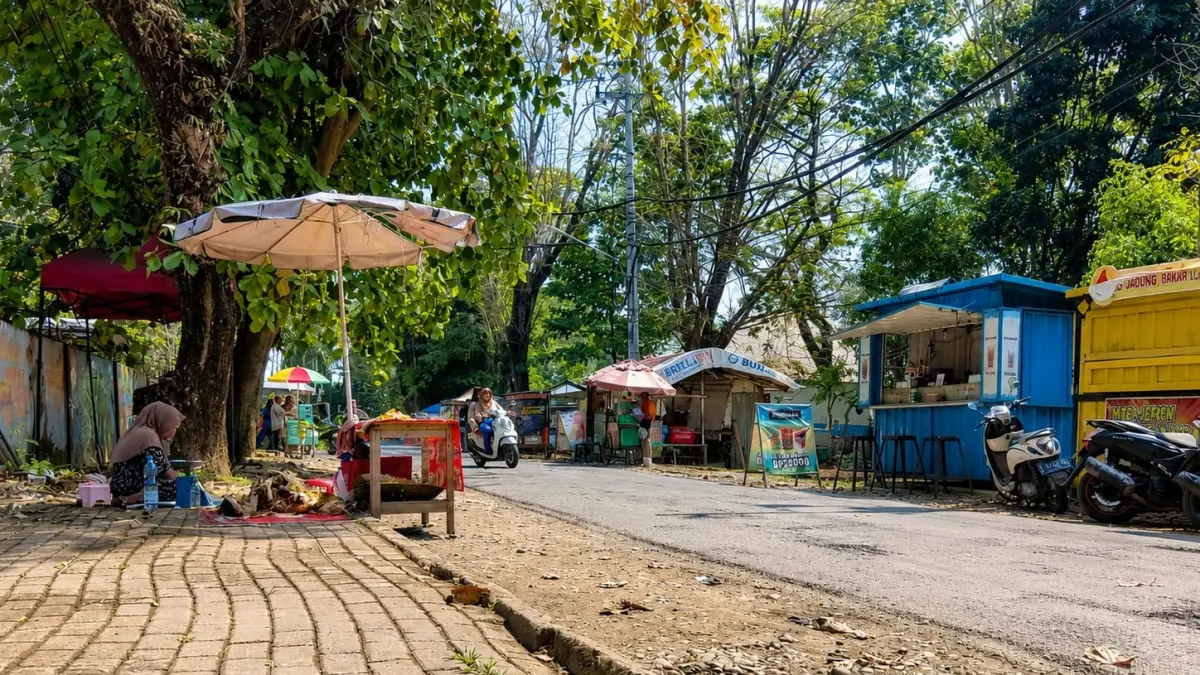 JAGA ESTETIKA KOTA : Para PKL di kawasan Bebekan, Kedungwuni, Kabupaten Pekalongan, pilih menggunakan lapak yang bongkar pasang di pinggir jalan. (LAILATUS SYARIFAH/JAWA POS METRO PEKALONGAN)