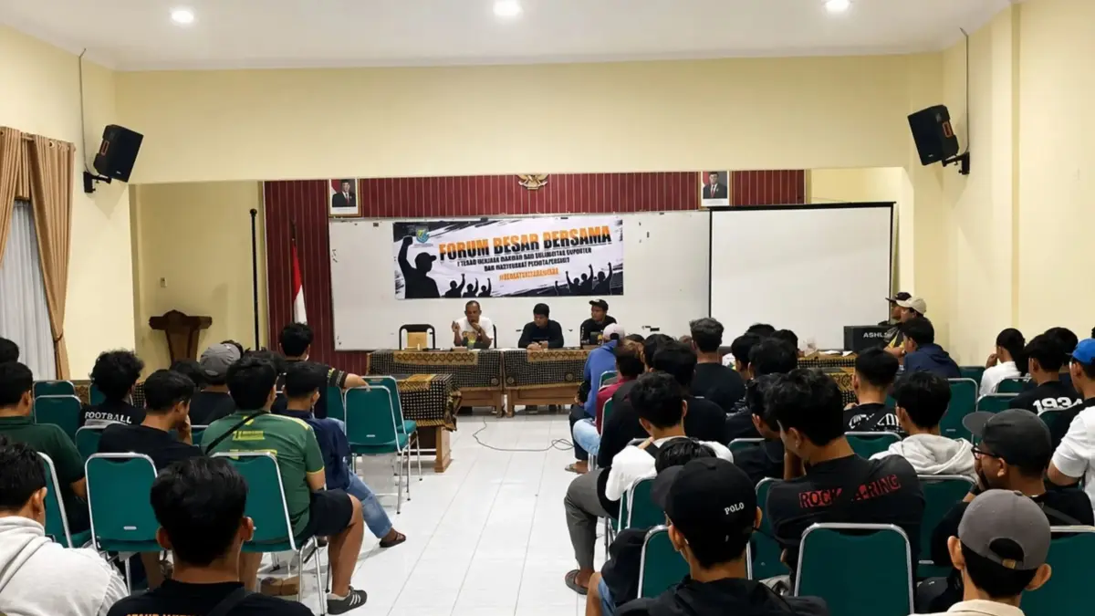 SEMANGAT BARU : Pertemuan yang mengusung inisiatif "Persip Dicekel Cah-Cah" sebagai semangat baru dalam pengelolaan klub yang lebih melibatkan suporter. (MOCH FALAHUDDIN/JAWA POS METRO PEKALONGAN)
