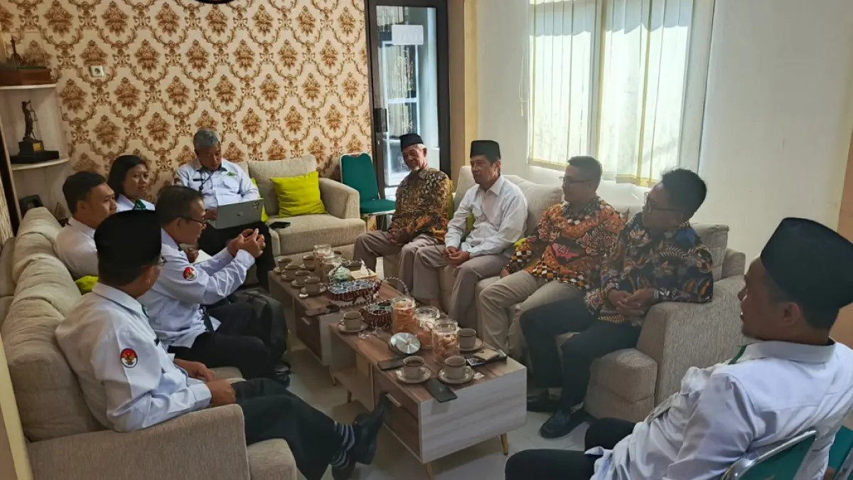 SINERGI: Kemenag Batang saat menggelar diskusi bersama perwakilan jemaat di Kantor Kemenag Batang.
