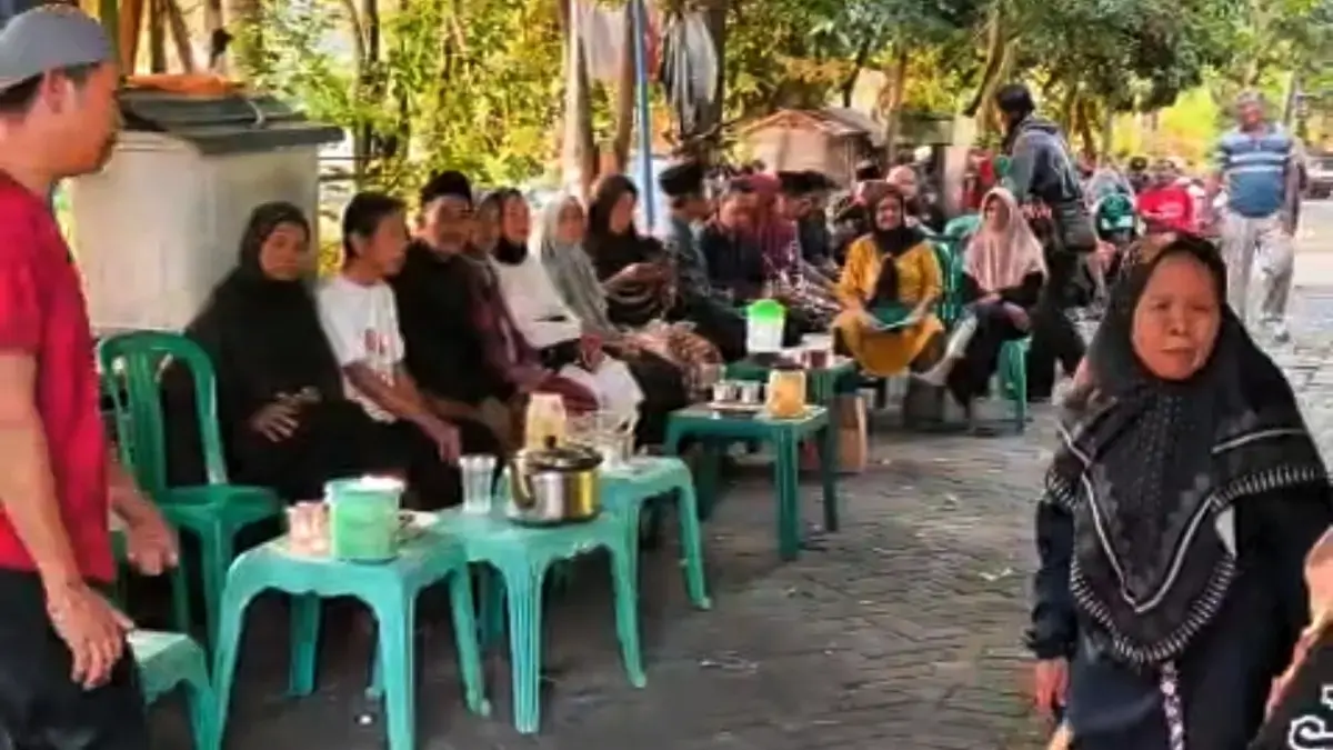  Tetangga korban berdatangan ke rumah duka di Semarang Utara, Senin (20/7/2026). 