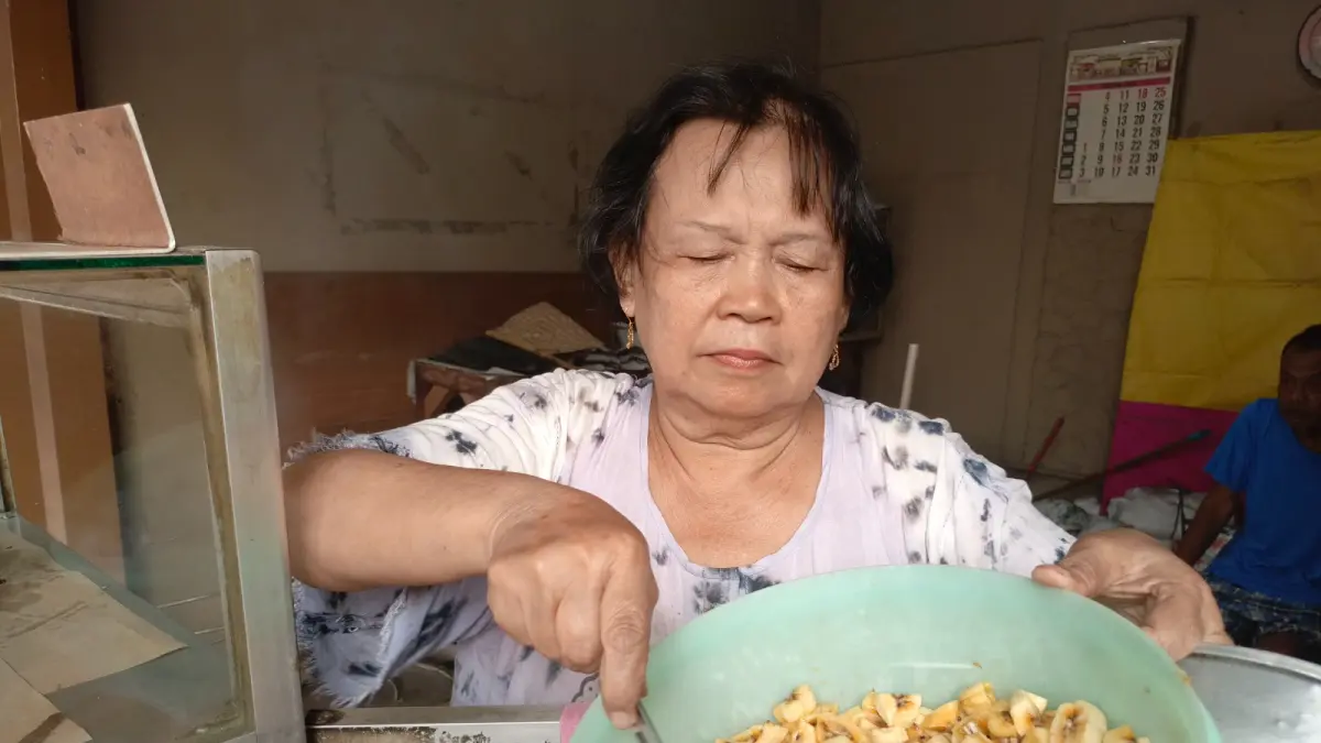 BAHAN BAKU PILIHAN : Kue Bapel Nya Hwa bertahan sebagai salah satu jajanan legendaris di perempatan lampu lalu lintas menuju Pasar Grogolan Kota Pekalongan. (SALWA NAJAHA/JAWA POS METRO PEKALONGAN)