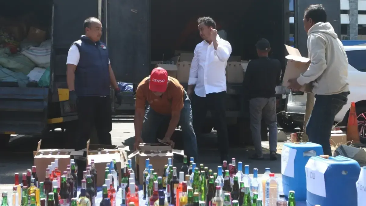 Barang bukti miras dan narkoba yang disita Ditresnarkoba Polda Jateng diangkut ke dalam truk untuk dimusnahkan di TPA Jatibarang Semarang. (FOTO: M. Haryanto/Radar Semarang)