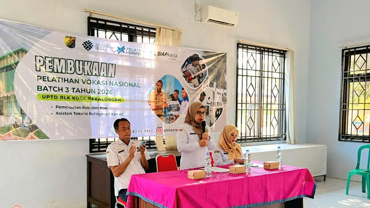 BERI MOTIVASI : Kepala Dinperinaker Kota Betty Dahfiani Dahlan, saat Buka Pelatihan kerja di UPTD BLK, pada Rabu (22/7/2026).(ist)