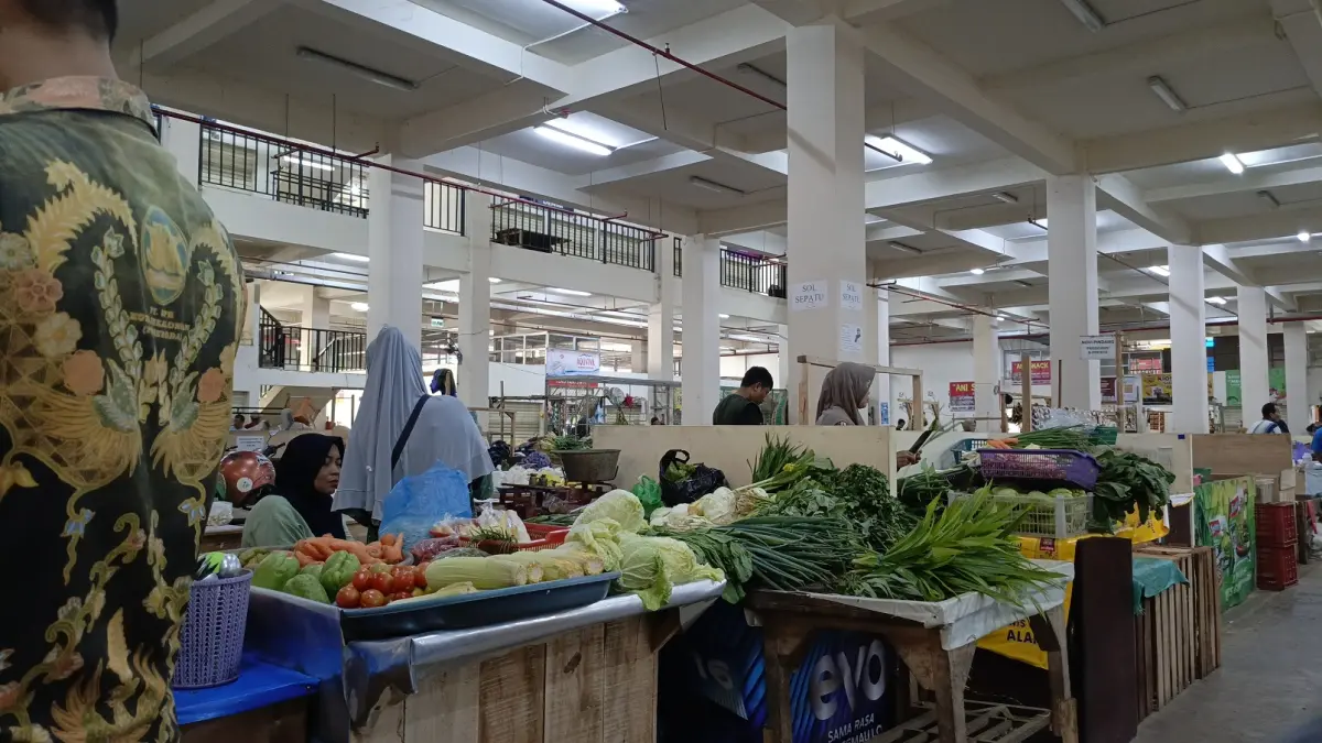 HARGA PANGAN NAIK : Harga bahan pangan dan komoditas lainnya di Pasar Banjarsari Kota Pekalongan mengalami kenaikan dalam beberapa terakhir. (SALWA NAJAHA/JAWA POS METRO PEKALONGAN) 
