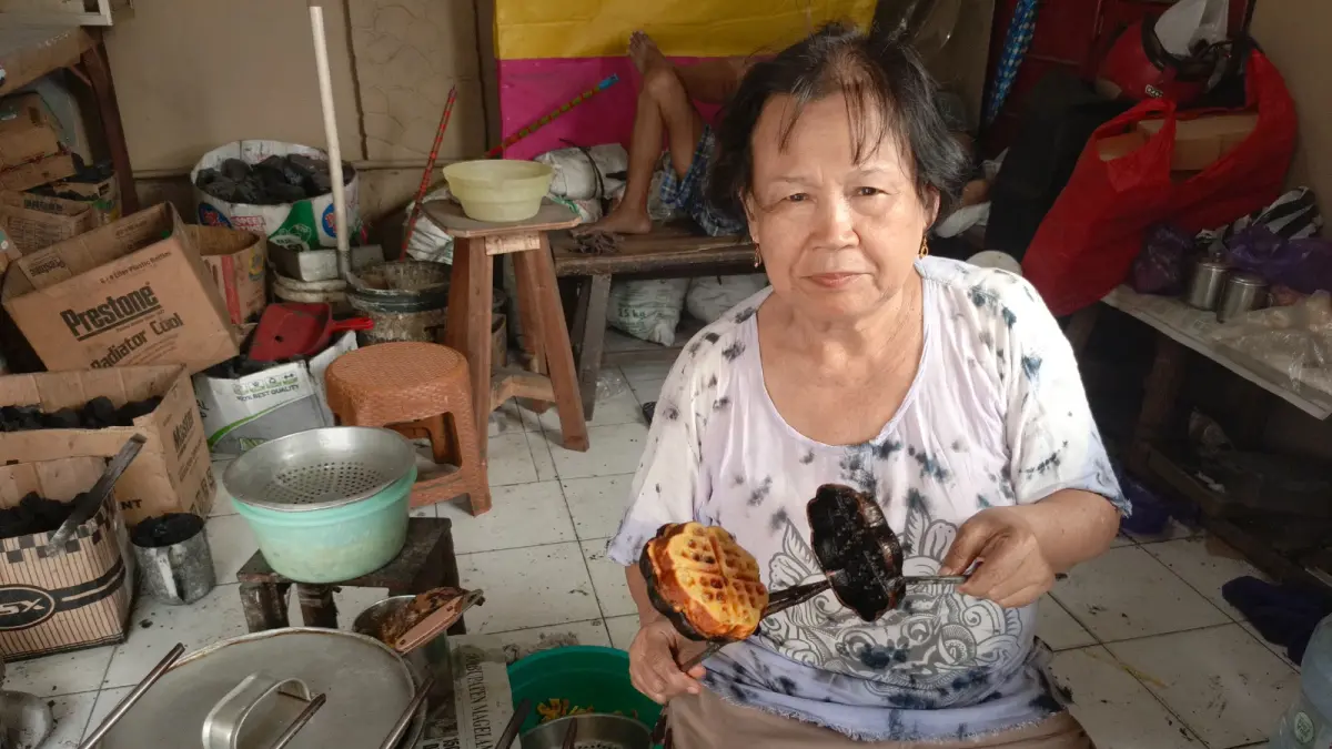 KULINER LEGEND : Kue Bapel Nya Hwa bertahan sebagai salah satu jajanan legendaris di perempatan lampu lalu lintas menuju Pasar Grogolan Kota Pekalongan. (SALWA NAJAHA/JAWA POS METRO PEKALONGAN)