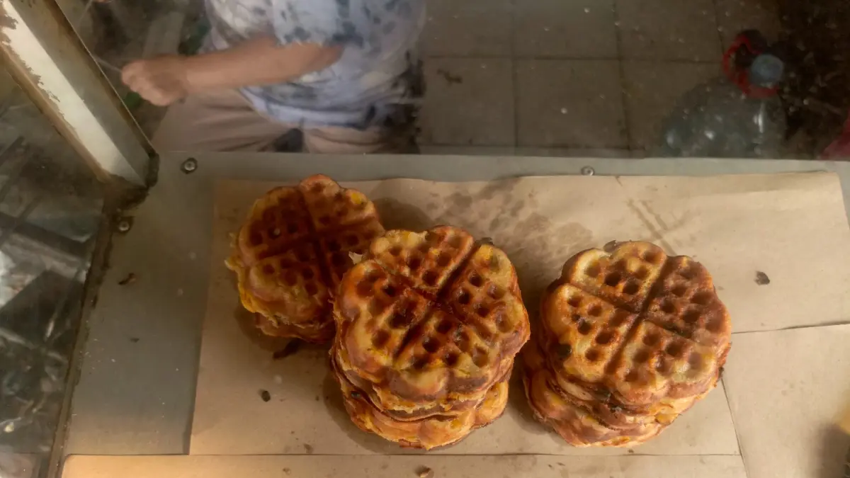 KULINER LEGEND : Kue Bapel Nya Hwa bertahan sebagai salah satu jajanan legendaris di perempatan lampu lalu lintas menuju Pasar Grogolan Kota Pekalongan. (SALWA NAJAHA/JAWA POS METRO PEKALONGAN)