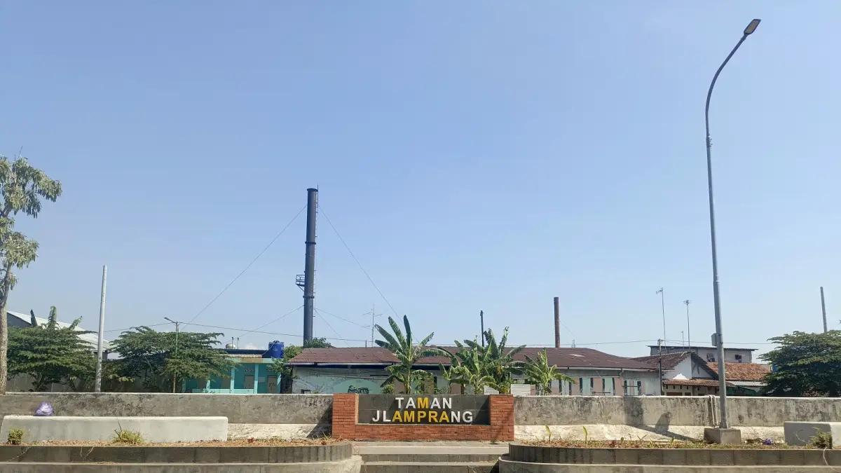 KURANG TERAWAT : Taman Jlamprang di kawasan Glego, Jalan Jlambrang, Kota Pekalongan, pernah menjadi salah satu ruang publik favorit warga. (SALWA NAJAHA/JAWA POS METRO PEKALONGAN)