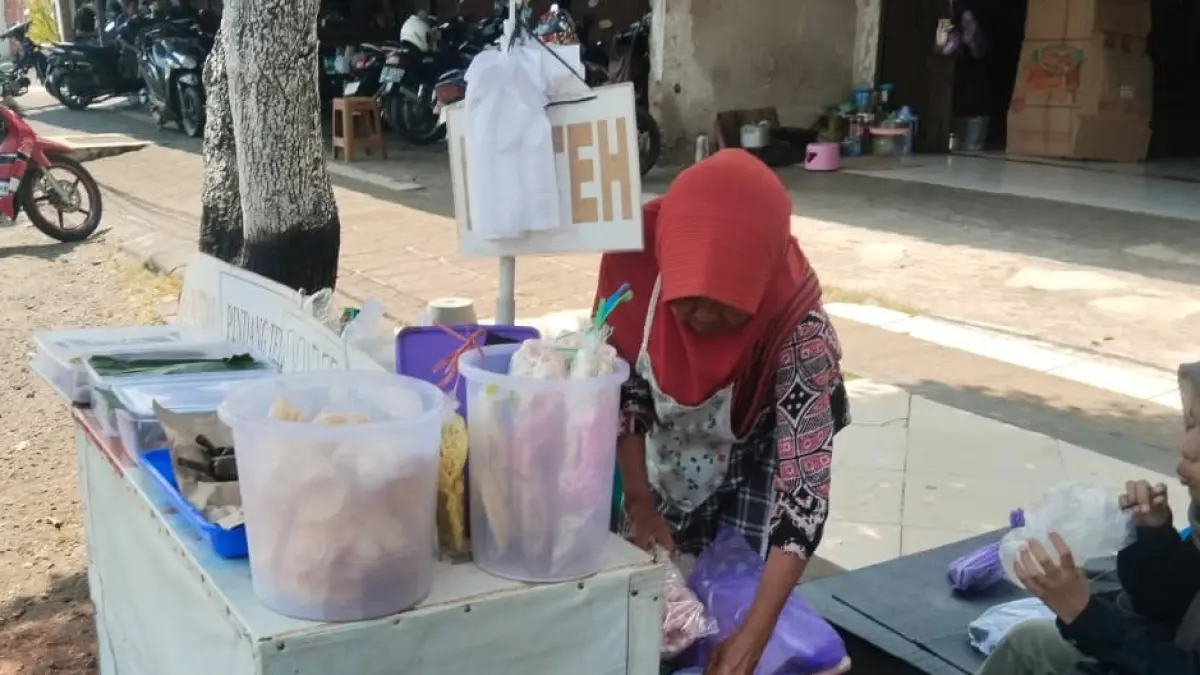 MURAH DAN ENAK : Pindang Tetel, kuliner khas Pekalongan yang disajikan dengan tetelan sapi dan lontong, selalu dicari saat kondisi lapar. (MAULIDA USNA AULIA/JAWA POS METRO PEKALONGAN)