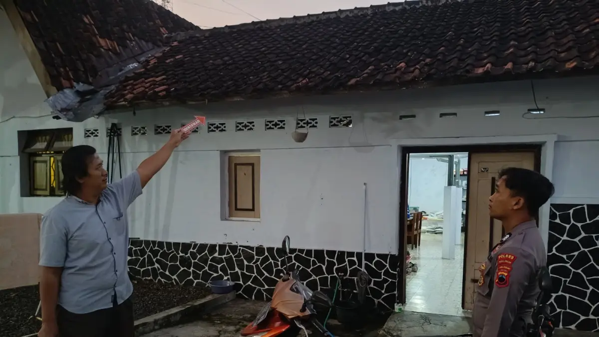 OLAH TKP: Polisi melakukan olah TKP peristiwa ledakan obat mercon misterius di Desa Pegaden Tengah, Kecamatan Wonopringgo, Kabupaten Pekalongan, Selasa (21/7/2026).
