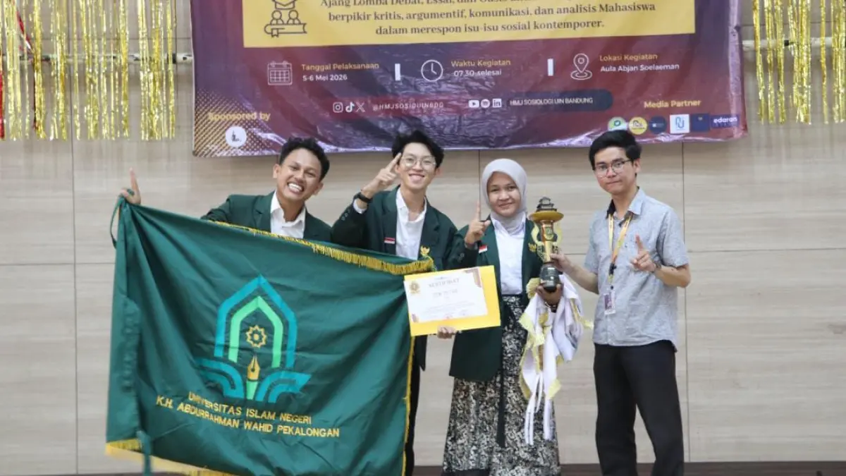 PANTANG PUTUS ASA : Tim debat hukum UIN Gus Dur yang  berhasil meraih juara I kompetisi debat nasional di UIN Sunan Gunung Djati Bandung. (LAILATUS SYARIFAH/JAWA POS METRO PEKALONGAN)