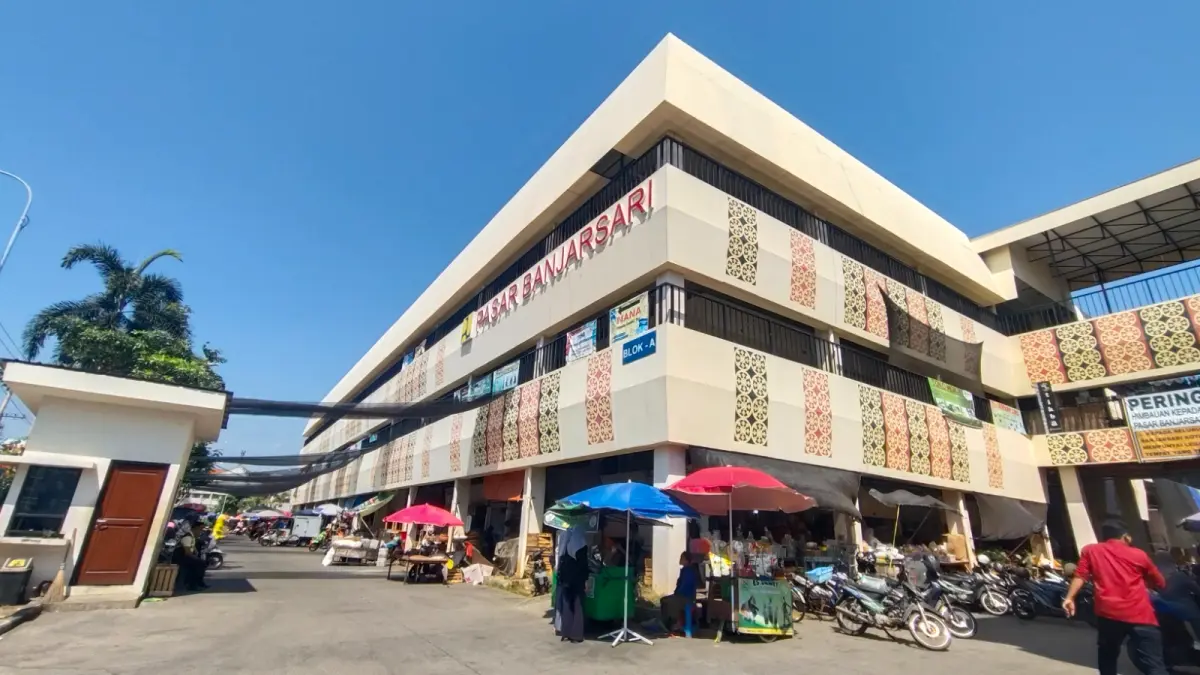PASAR BARU : Ruko dan kios di lantai 2 dan lantai 3 Pasar Banjarsari Kota Pekalongan masih banyak yang kosong dan belum dimanfaatkan secara maksimal. (MOCH. FALAHUDDIN/JAWA POS METRO PEKALONGAN)