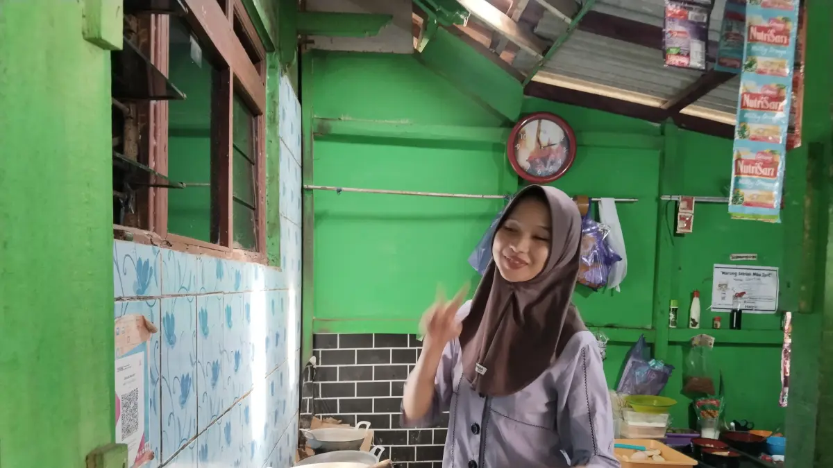 PERKUAT USAHA : Fitri Nur Aini, wisudawan terbaik Prodi Matematika UIN Gus Dur ini sedang memasak seblak di warungnya Seblak Prasmanan. (MAULIDA USNA AULIA/JAWA POS METRO PEKALONGAN)