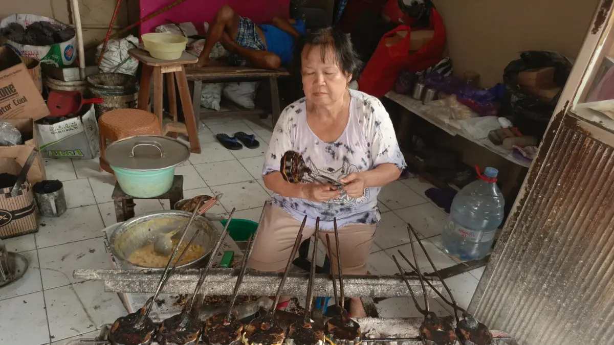 PROSES MEMASAK : Kue Bapel Nya Hwa bertahan sebagai salah satu jajanan legendaris di perempatan lampu lalu lintas menuju Pasar Grogolan Kota Pekalongan. (SALWA NAJAHA/JAWA POS METRO PEKALONGAN)