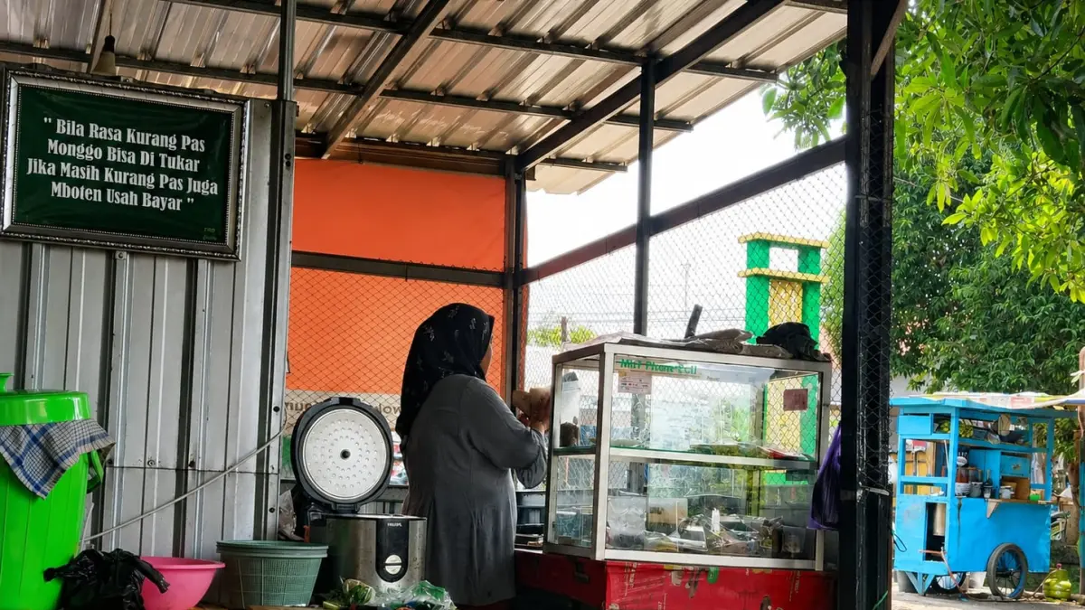 RECOMMENDED : Warung Ayam Goreng dan Panggang Janur di Jalan Raya Wonopringgo, Rowokembu, Kabupaten Pekalongan. (LAILATUS SYARIFAH/JAWA POS METRO PEKALONGAN)