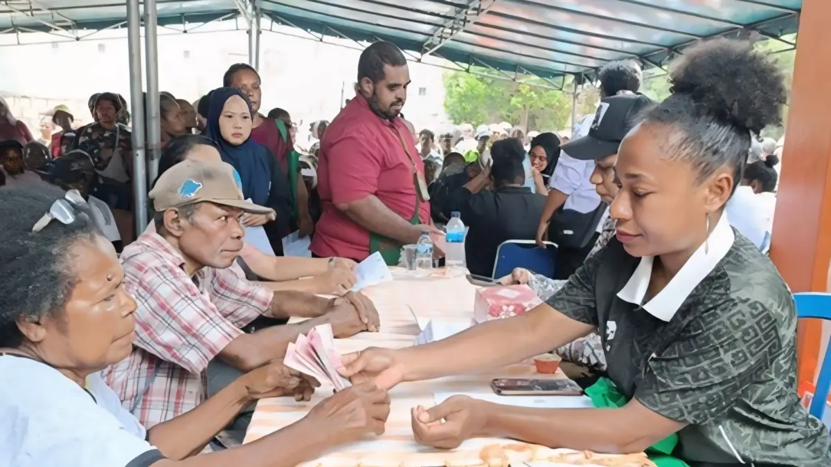 SALURKAN : Kantor Pos Cabang Jayapura sedang menyalurkan bantuan sosial dan PKH bagi KPH yang berlangsung Kantor Pos Sentani, Rabu (24/7/2026).(ist) 