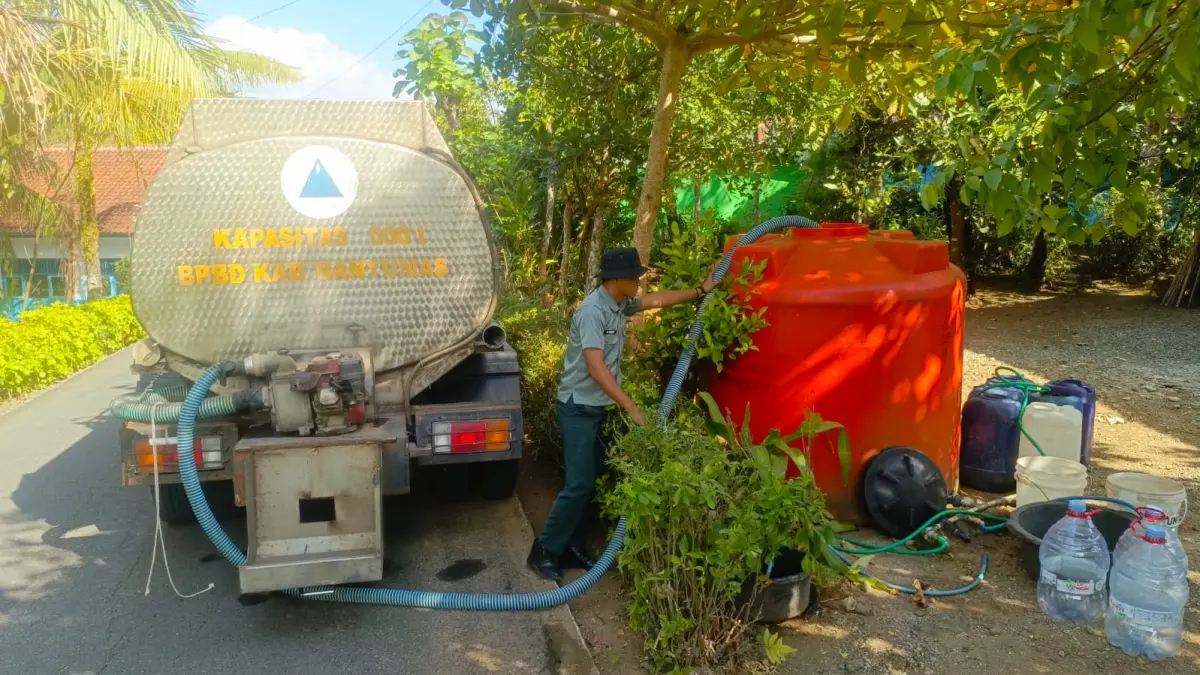 Sebanyak 30.000 liter didistribusikan kepada warga oleh BPBD Kabupaten Banyumas  di wilayah terdampak kekeringan.  (Foto : BPBD Kabupaten Banyumas)