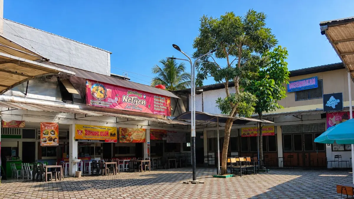 SEPI : Foodcourt Kajen Junction, di Jalan Mandurorejo, Kajen, Kabupaten Pekalongan lengang menunggu pembeli datang. (LAILATUS SYARIFAH/JAWA POS METRO PEKALONGAN)