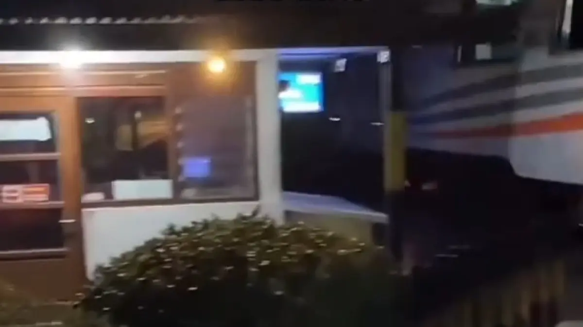 Tangkapan layar saat Kereta Api melintas namun petugas perlintasan tertidur.