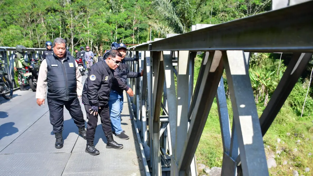TINJAU WILAYAH: Plt. Bupati Pekalongan Sukirman bersama jajaran Forkopimda meninjau jembatan bailey saat kunjungan ke wilayah Kecamatan Petungkriyono, Sabtu (18/7/2026). 