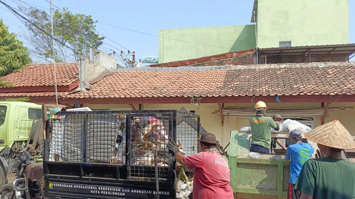 TITIK COD : Halaman Kelurahan Noyontaansari dimanfaatkan sebagai lokasi pengumpulan sementara sampah warga atau COD sebelum diangkut oleh DLH Kota Pekalongan. (SALWA NAJAHA/JAWA POS METRO PEKALONGAN)