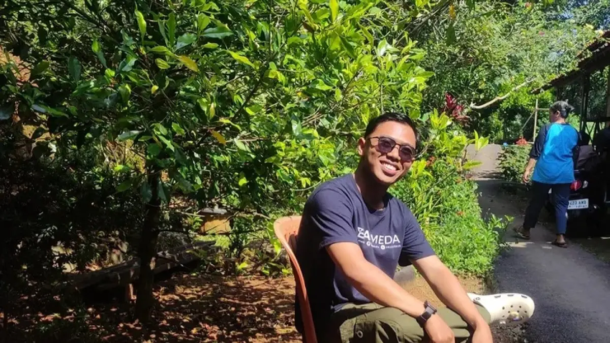 USAHA SEJAK DINI : Wahdi Aufa Sabili, mahasiswa UIN Gus Dur Kabupaten Pemalang tak hanya berkutat dengan buku kuliah, tapi mengembangkan usaha sejak dini di bidang media, bernama Weasmedia. (MAULIDA USNA AULIA/JAWA POS METRO PEKALONGAN)