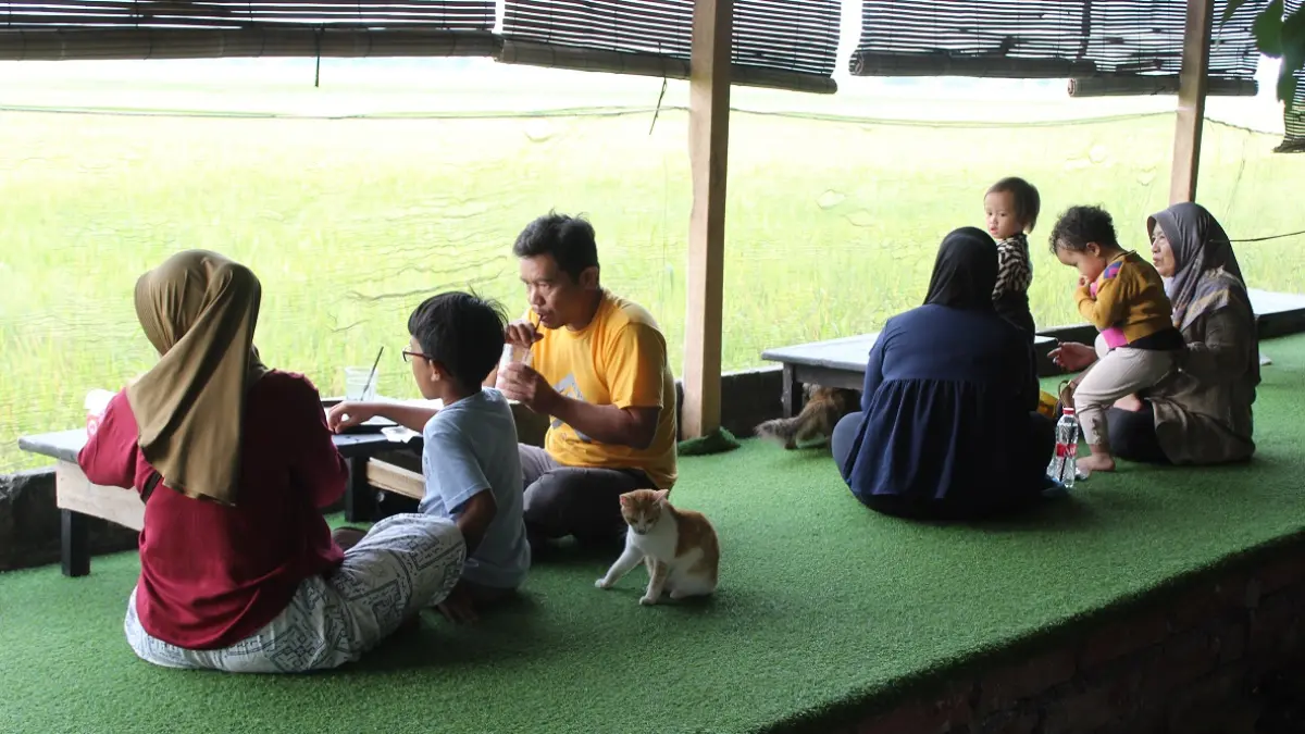 WISATA EDUKASI : Kandang Sapi (Kansa) Sari Indah di Kelurahan Yosorejo, Kecamatan Pekalongan Selatan, Kota Pekalongan, menjadi destinasi wisata edukasi untuk anak sekolah. (MOCH. FALAHUDDIN/JAWA POS METRO PEKALONGAN)