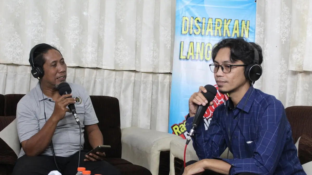 SOSIALISASI Podcast Berpalekat (Berbicara Pemilu Santai Lebih Dekat) bertema "Suara Rakyat Dimulai dari Data Pemilih", dengan narasumber Divisi Perencanaan, Data, dan Informasi KPU Kabupaten Pekalongan, Sigit Prayitno pada Jumat 17 Juli 2026. (MOCH. FALAHUDDIN/JAWA POS METRO PEKALONGAN)