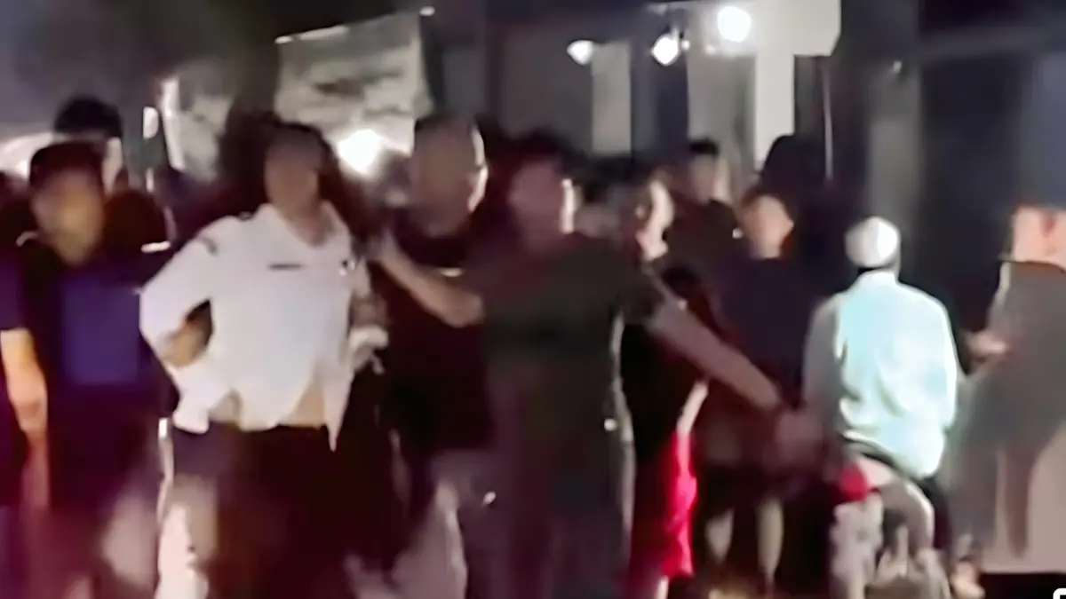 DIGELANDANG : Terduga guru PNS yang melakukan tindakan asusila kepada muridnya digelandang polisi untuk diamankan, Tanjungbali Sumut,  Rabu malam (2/7/2026).(tangkapan layar Fb Vita Mutiara)