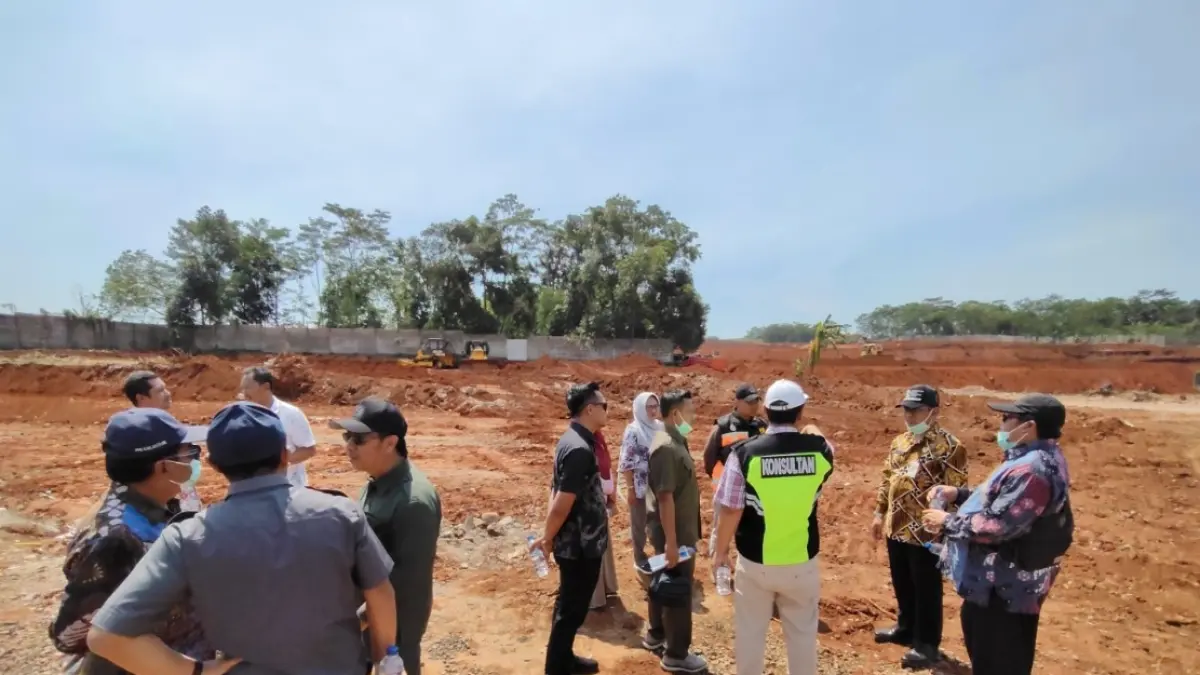 PERSIAPAN LAHAN: Anggota DPRD Kabupaten Batang saat meninjau lahan yang disiapkan untuk Sekolah Rakyat.