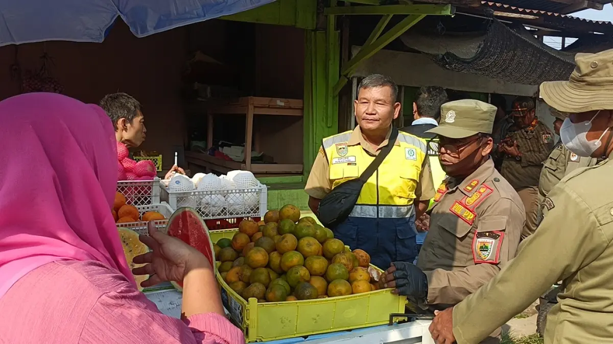 RELOKASI: Sejumlah petugas Satpol PP Batang saat memberikan sosialisasi relokasi kepada pedagang di kawasan Jalan Pattimura.