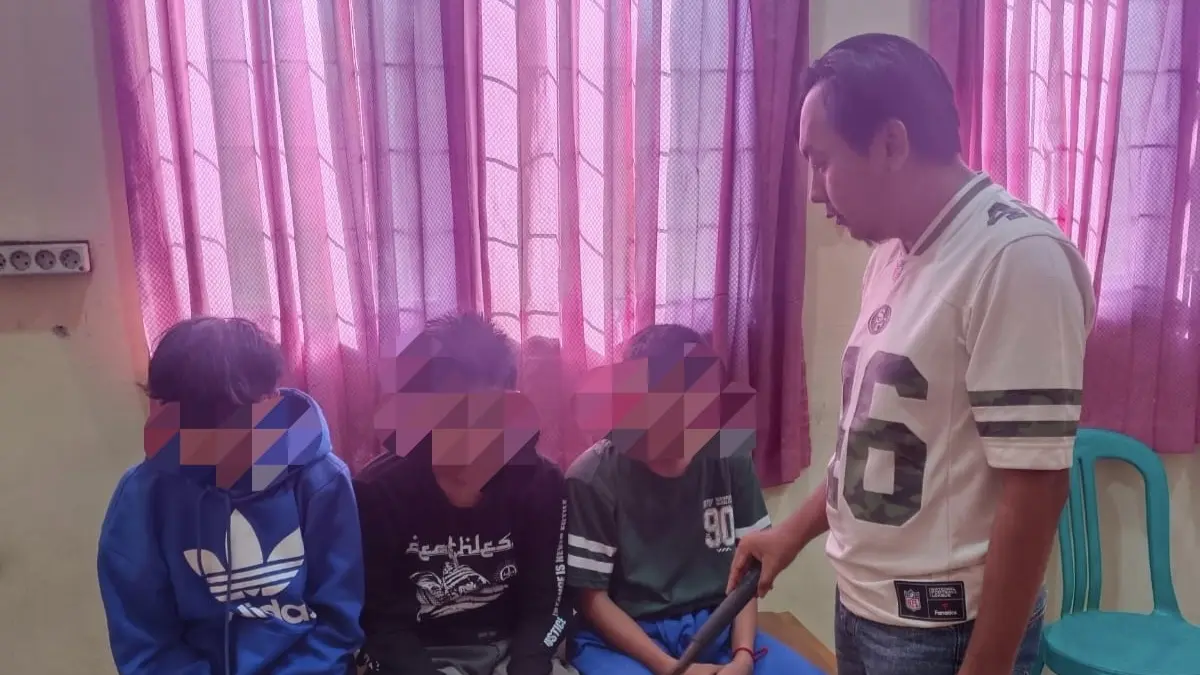 BATAL TAWURAN: Tiga pelajar SMP di Kabupaten Batang diamankan jajaran Polsek Tulis beserta barang bukti celurit sepanjang 80 sentimeter.
