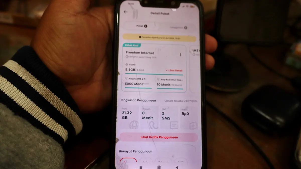CEK KUOTA : Pengguan Telepon Seluler saat mengecek data atau Kuota yang dimiliki, melalui aplikasi dari opertor Pekalongan, Jumat (24/7/2026). (Lutfi Hanafi  Jawa Pos Metro Pekalongan)