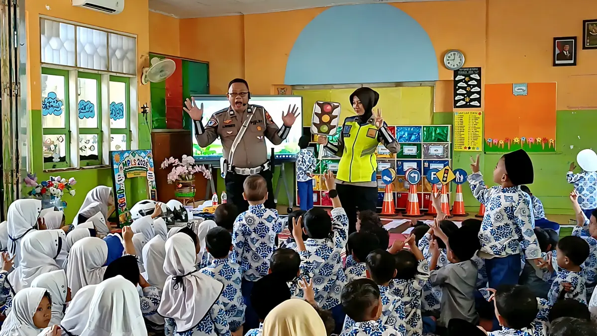 CERIA : Anggota Satlantas Polres Pekalongan Kota sat hadir di tengah siswa-siswi kelas A dan B TK Al Irsyad Kota Pekalongan, Kamis (23/7/2026).(ist)