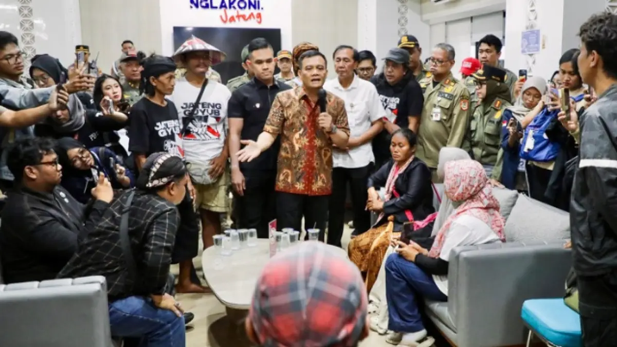 Gubernur Jawa Tengah Ahmad Luthfi menerima perwakilan masyarakat yang tergabung dalam Jateng Guyub di Kantor Rumah Rakyat, Gubernuran, Jumat (24/7/2026).&nbsp;