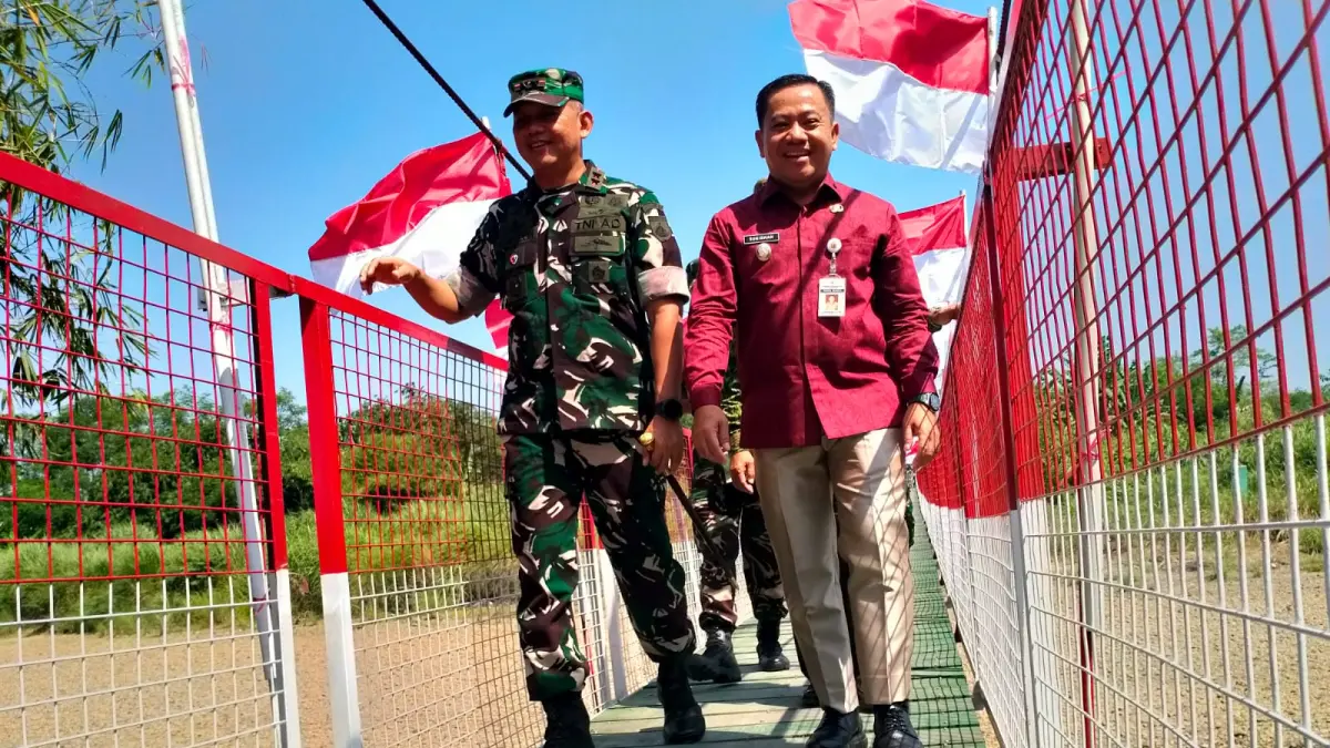 JEMBATAN BARU: Plt. Bupati Pekalongan Sukirman bersama Pangdam IV Diponegoro Mayjen TNI Achiruddin Darojat menjajal jembatan baru di Desa Galangpengampon, Wonopringgo, Kamis (23/7/2026). (Nanang Rendi Ahmad/Jawa Pos Metro Pekalongan)