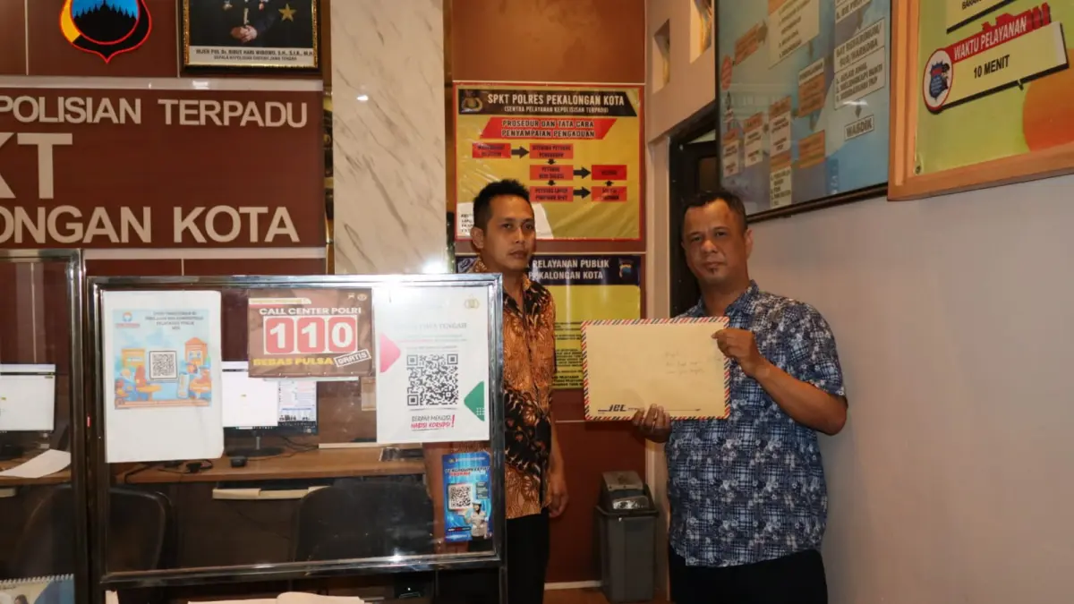 LAPORKAN : Kuasa hukum kontraktor asal Pekalongan saat melaporkan Pejabat Tinggi Batang ke SPKT Polres Pekalongn Kota, pada Kamis (23/7/2026) malam.(Lutfi Hanafi/Jawa Pos Metro Pekalongan)