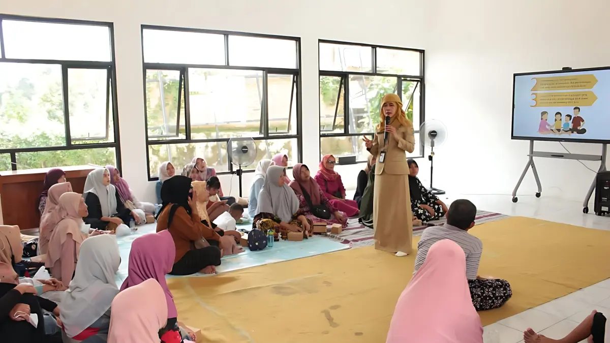 PELATIHAN : Salah satu bentuk kepedulian Dindik Kota Pekalongan saat berikan pelatihan edukasi seks sejak dini untuk anak inklusi bagi orang tua.(Lutfi Hanafi/Jawa Pos Metro Pekalongan)