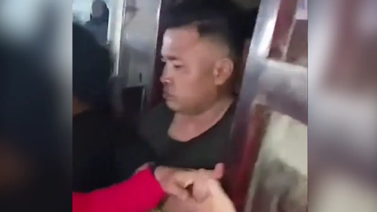 TANGKAP : Terduga pelaku kekerasan seksual pada anak di Kota Tanjungbalai Sumut saat ditangkap aparat di rumahnya, pada Rabu malam (22/7/2026).(ist)