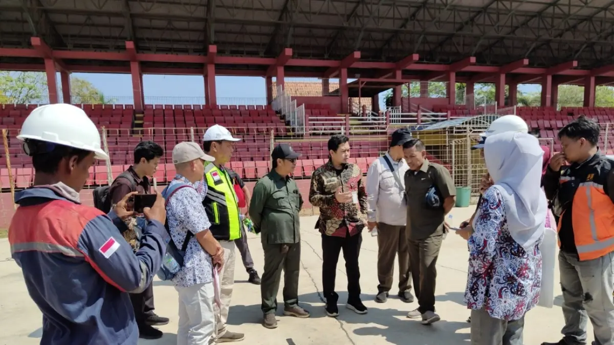 TINJAUAN: Komisi II DPRD Kabupaten Batang saat melakukan tinjauan pengerjaan lanjutan jogging track di Stadion Moh Sarengat.