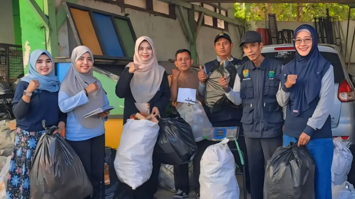 PENIMBANGAN SAMPAH : DLH saat penimbangan sampah anorganik, untuk disetor ke bank sampah dari perwakilan sekolah dan pegawai setempat, beberapa waktu kemarin di kantor setempat.(ist)
