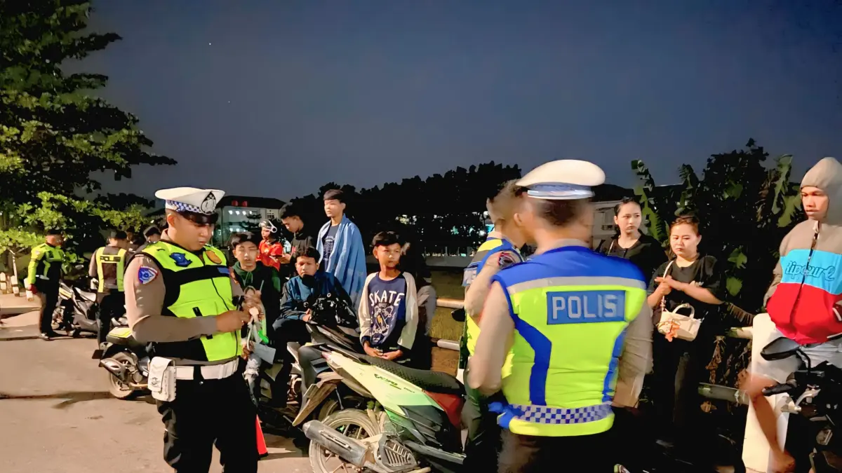 PERIKSA : Anggota Polres Pekalongan Kota saat periksa masyarakat yang nongkrong di kawasan Exit Tol Setono, untuk Cegah kriminalitas, pada Sabtu malam (25/72026).