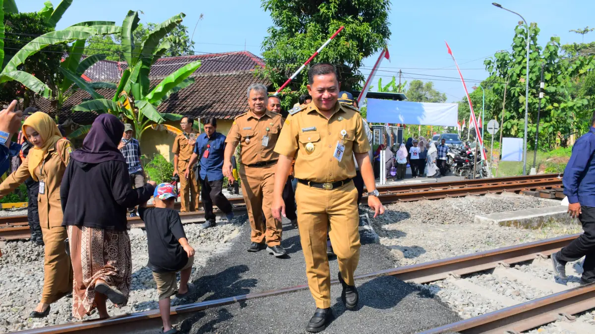 DIBUKA KEMBALI: Plt. Bupati Pekalongan Sukirman meresmikan dibukanya kembali JPL 126 Desa Tengengwetan, Siwalan, Senin (27/7/2026). (dok. prokompim kabupaten pekalongan). 