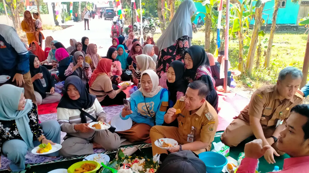 HANGAT: Plt. Bupati Pekalongan Sukirman bersama warga dalam acara tasyakuran dibukanya kembali JPL 126 Desa Tengengwetan, Kecamatan Siwalan, Senin (27/7/2026).