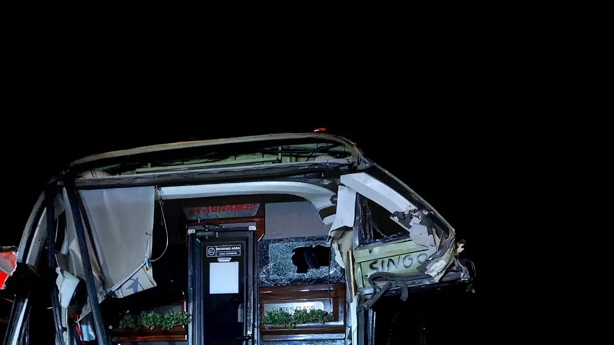 KECELAKAAN: Kondisi bus usai kecelakaan menyeruduk tronton di jalur tol Pemalang-Batang, Senin (27/7/2026) dini hari. 