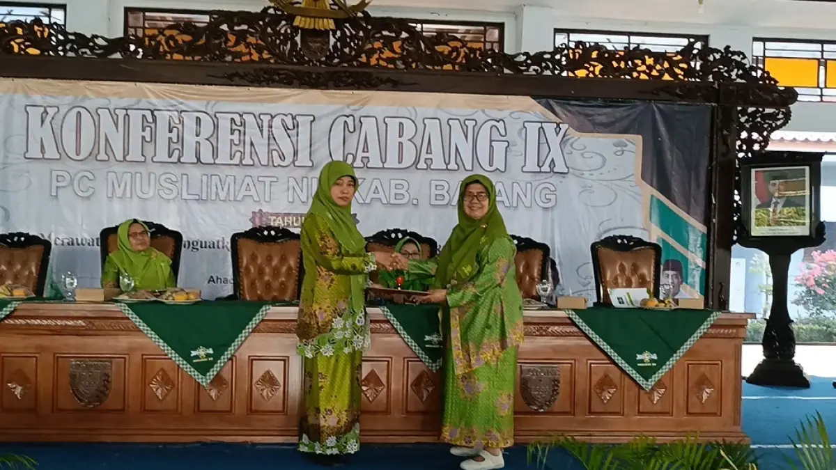 Ketua PC Muslimat NU Batang, Minarsih, saat memberikan sambutan dalam agenda Konferensi Cabang ke-IX Muslimat NU Batang di Pendopo Kabupaten Batang.